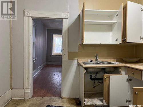 1457 Cameron Street, Regina, SK - Indoor Photo Showing Kitchen With Double Sink