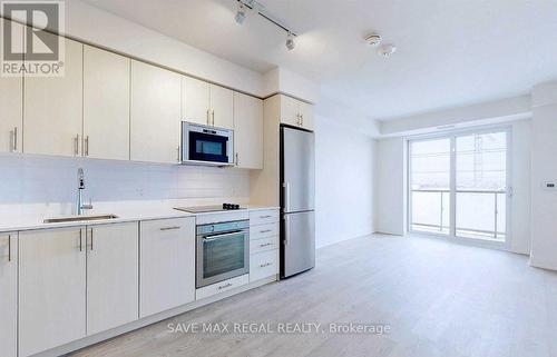 413 - 2550 Simcoe Street N, Oshawa, ON - Indoor Photo Showing Kitchen