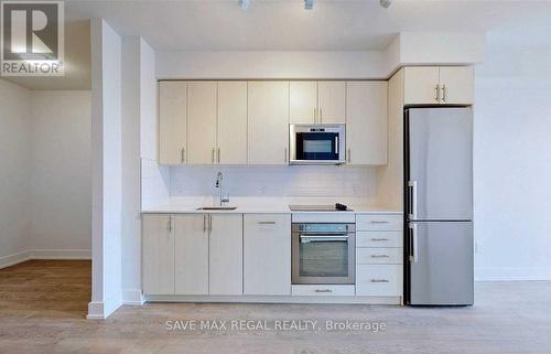 413 - 2550 Simcoe Street N, Oshawa, ON - Indoor Photo Showing Kitchen