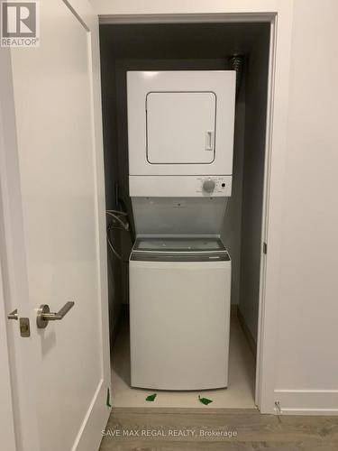 413 - 2550 Simcoe Street N, Oshawa, ON - Indoor Photo Showing Laundry Room