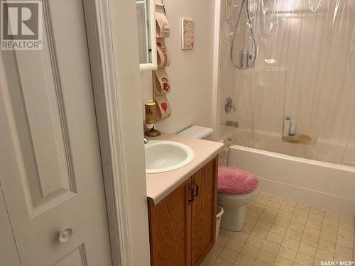 101 102 1St Avenue, Caronport, SK - Indoor Photo Showing Bathroom