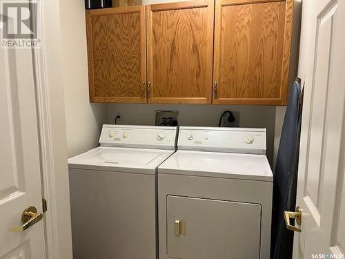 101 102 1St Avenue, Caronport, SK - Indoor Photo Showing Laundry Room