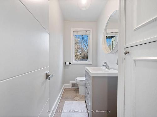 1445 Islington Ave, Toronto, ON - Indoor Photo Showing Bathroom