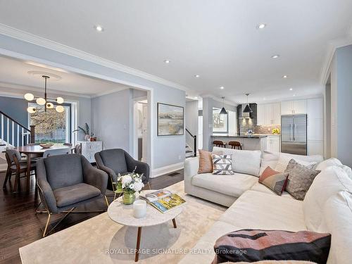 1445 Islington Ave, Toronto, ON - Indoor Photo Showing Living Room