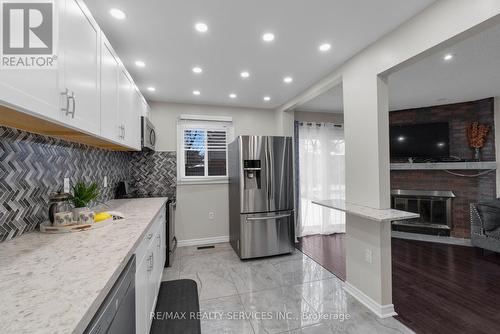 95 Martindale Crescent, Brampton, ON - Indoor Photo Showing Kitchen With Upgraded Kitchen