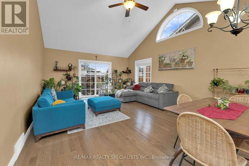 384 Boismier Avenue, Lasalle, ON - Indoor Photo Showing Living Room