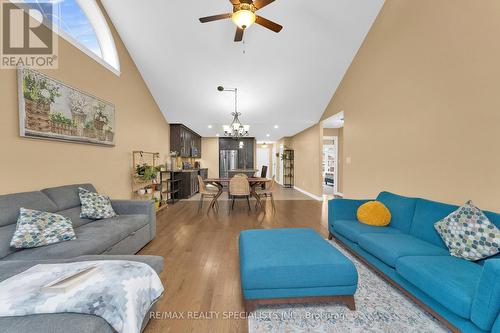 384 Boismier Avenue, Lasalle, ON - Indoor Photo Showing Living Room