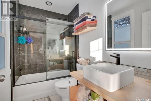 210 L Avenue N, Saskatoon, SK - Indoor Photo Showing Bathroom