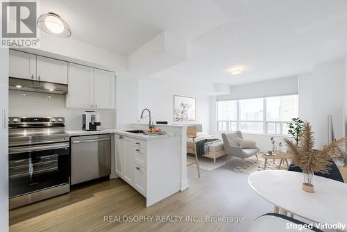 805 - 3650 Kingston Road, Toronto, ON - Indoor Photo Showing Kitchen