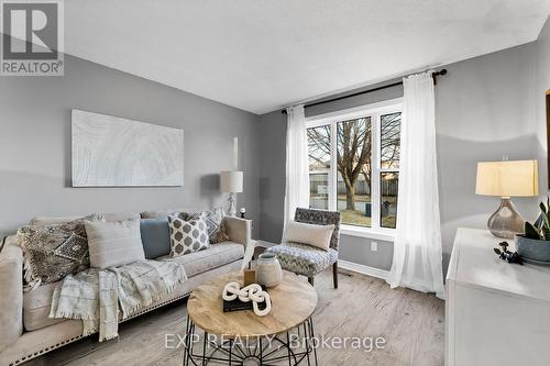 39 Inglis Avenue, Clarington, ON - Indoor Photo Showing Living Room