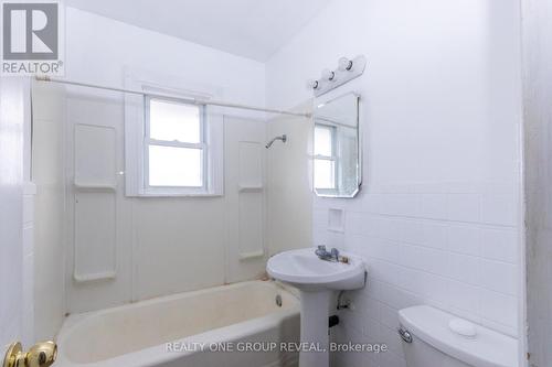 385 Mary Street N, Oshawa, ON - Indoor Photo Showing Bathroom