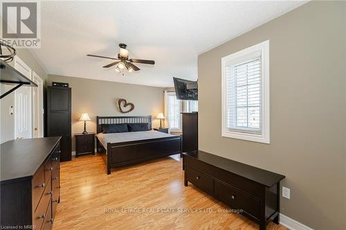 125 Ferndale Drive S, Barrie, ON - Indoor Photo Showing Bedroom