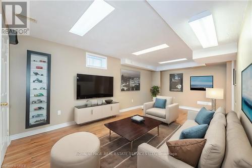 125 Ferndale Drive S, Barrie, ON - Indoor Photo Showing Living Room