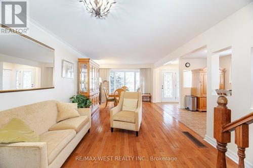 111 Wareside Road, Toronto, ON - Indoor Photo Showing Living Room