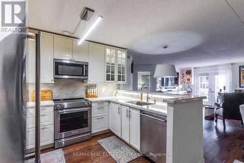 102 - 2040 Cleaver Avenue, Burlington, ON - Indoor Photo Showing Kitchen