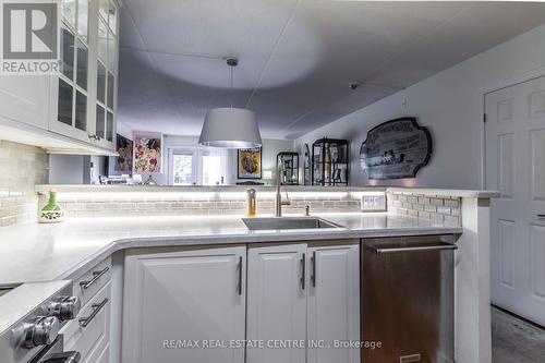 102 - 2040 Cleaver Avenue, Burlington, ON - Indoor Photo Showing Kitchen