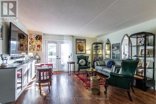 102 - 2040 Cleaver Avenue, Burlington, ON - Indoor Photo Showing Living Room