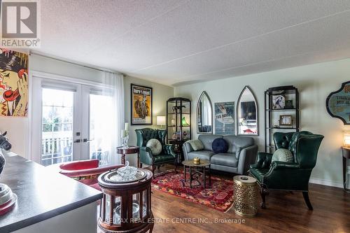 102 - 2040 Cleaver Avenue, Burlington, ON - Indoor Photo Showing Living Room