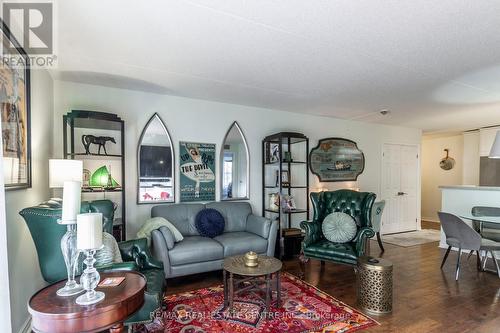 102 - 2040 Cleaver Avenue, Burlington, ON - Indoor Photo Showing Living Room