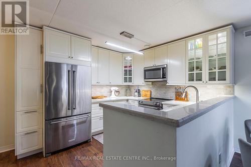 102 - 2040 Cleaver Avenue, Burlington, ON - Indoor Photo Showing Kitchen