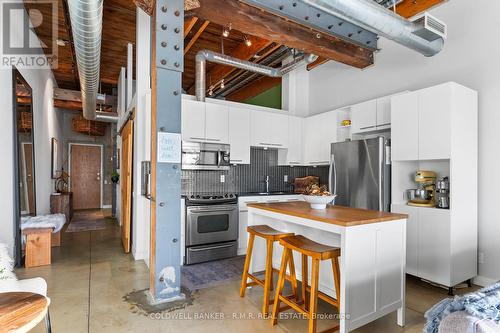 313 - 363 Sorauren Avenue, Toronto, ON - Indoor Photo Showing Kitchen