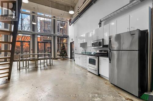 313 - 363 Sorauren Avenue, Toronto, ON - Indoor Photo Showing Kitchen