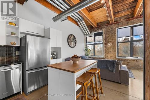 313 - 363 Sorauren Avenue, Toronto, ON - Indoor Photo Showing Kitchen