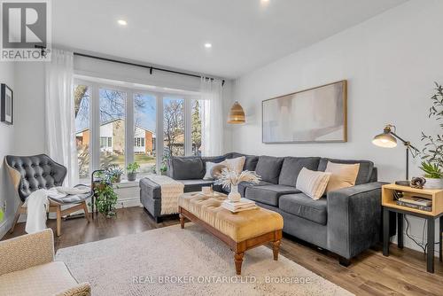 1168 Westerdam Road, Mississauga, ON - Indoor Photo Showing Living Room