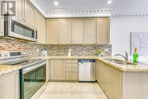 3078 Janice Drive, Oakville, ON - Indoor Photo Showing Kitchen With Stainless Steel Kitchen With Double Sink With Upgraded Kitchen