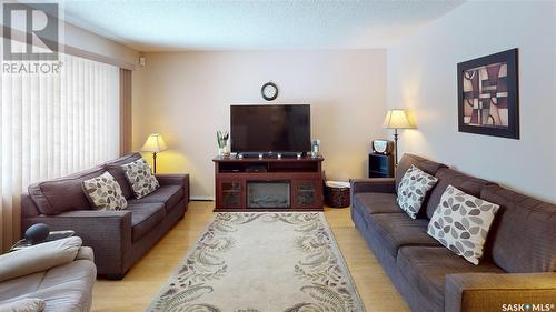 88 Thorn Crescent, Regina, SK - Indoor Photo Showing Living Room