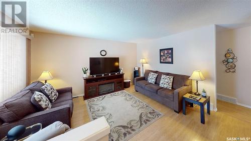 88 Thorn Crescent, Regina, SK - Indoor Photo Showing Living Room