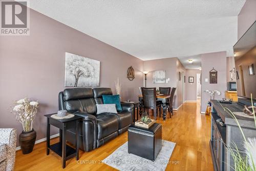 305 Simpson Crescent, London, ON - Indoor Photo Showing Living Room