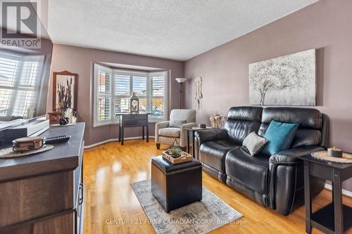 305 Simpson Crescent, London, ON - Indoor Photo Showing Living Room