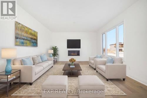 1977 Hawker, Ottawa, ON - Indoor Photo Showing Living Room