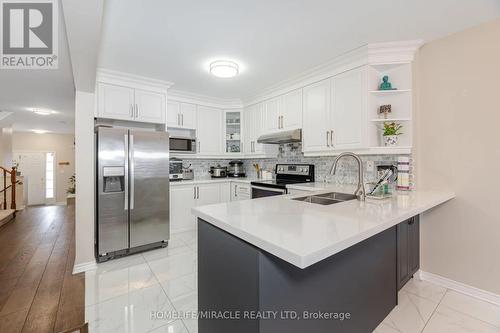 16 Hollingsworth Circle, Brampton, ON - Indoor Photo Showing Kitchen With Double Sink With Upgraded Kitchen