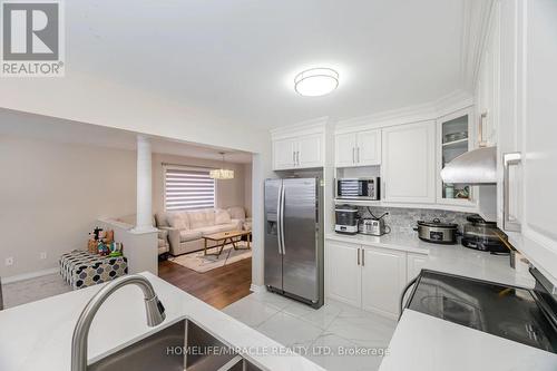 16 Hollingsworth Circle, Brampton, ON - Indoor Photo Showing Kitchen