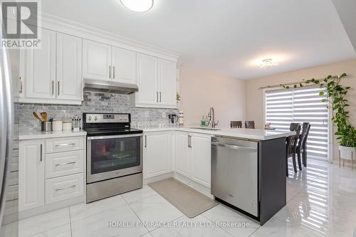 16 Hollingsworth Circle, Brampton, ON - Indoor Photo Showing Kitchen