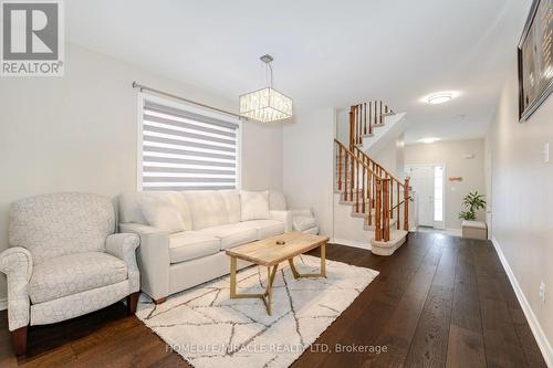 16 Hollingsworth Circle, Brampton, ON - Indoor Photo Showing Living Room