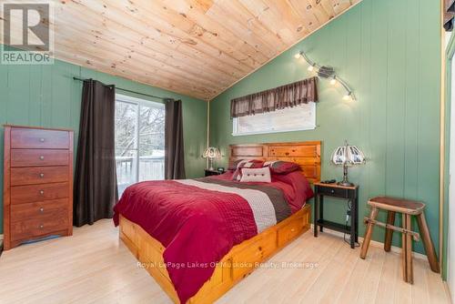 1524 Hekkla Road, Muskoka Lakes (Cardwell), ON - Indoor Photo Showing Bedroom