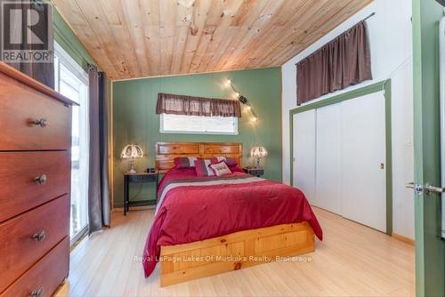 1524 Hekkla Road, Muskoka Lakes (Cardwell), ON - Indoor Photo Showing Bedroom