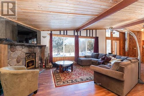 1524 Hekkla Road, Muskoka Lakes (Cardwell), ON - Indoor Photo Showing Living Room With Fireplace