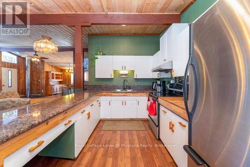 1524 Hekkla Road, Muskoka Lakes (Cardwell), ON - Indoor Photo Showing Kitchen