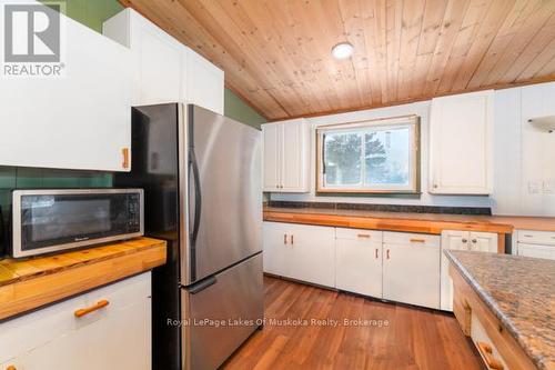 1524 Hekkla Road, Muskoka Lakes (Cardwell), ON - Indoor Photo Showing Kitchen With Double Sink