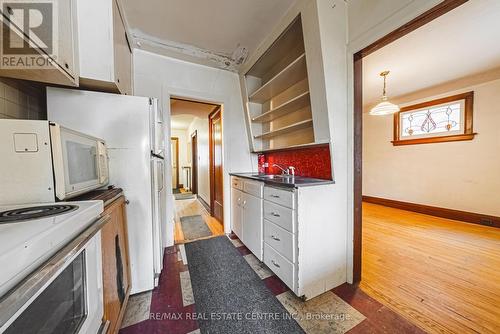 8 Main Street, Toronto, ON - Indoor Photo Showing Kitchen