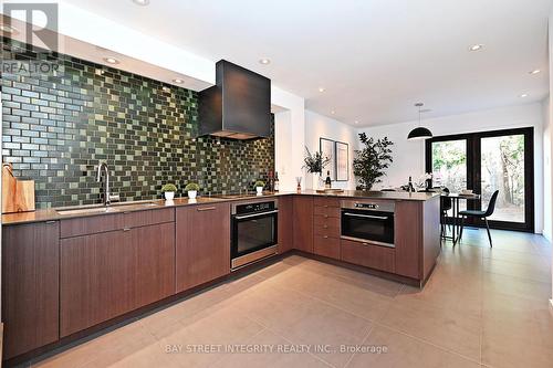 128 Larksmere Court, Markham, ON - Indoor Photo Showing Kitchen With Upgraded Kitchen