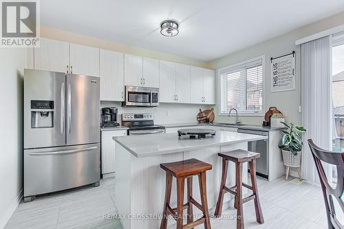 96 Manor Hampton Street, East Gwillimbury, ON - Indoor Photo Showing Kitchen