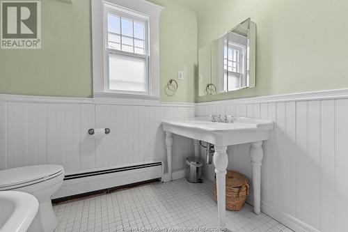 1174 Chilver Road, Windsor, ON - Indoor Photo Showing Bathroom