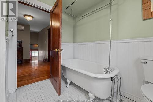 1174 Chilver Road, Windsor, ON - Indoor Photo Showing Bathroom