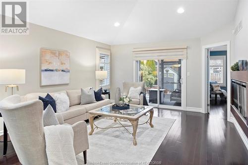 2454 Skinner Street, Lasalle, ON - Indoor Photo Showing Living Room