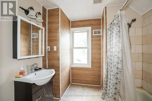 539 King Street, Welland (773 - Lincoln/Crowland), ON - Indoor Photo Showing Bathroom